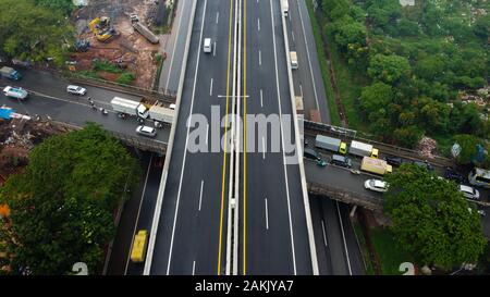 BEKASI, WESTJAVA, INDONESIA : 10 gennaio 2020 : antenna fuco vista autostrada multilevel junction road con vetture in movimento dopo piovosa. Le vetture sono sfocate Foto Stock