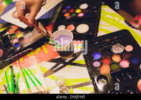 Vernice colorata tubi su una tabella con le vernici utilizzate per affrontare l'arte Foto Stock