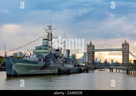 II Guerra Mondiale Town-Class incrociatore leggero HMS Belfast (comm. 1938), ora un museo galleggiante vicino al Tower Bridge sul fiume Tamigi, London, England, Regno Unito Foto Stock