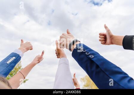 Il lavoro di squadra concetto, molte persone sostengono pollice in alto. Votare per il sì e di sostegno politico. Foto Stock