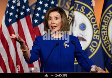 Washington DC, Stati Uniti d'America. 9 Jan 2020. 9 gennaio 2020 - Washington, DC, Stati Uniti: U.S. Rappresentante Nancy Pelosi (D-CA) che parla al suo settimanale della conferenza stampa di HVC Studio A. (foto di Michael Brochstein/Sipa USA) Credito: Sipa USA/Alamy Live News Foto Stock