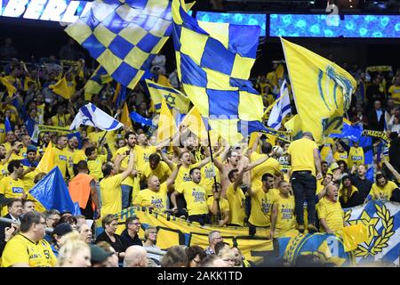 Berlino, Germania. 9 Gen, 2020. Basket: Eurolega, Alba Berlino - Maccabi Tel Aviv, girone principale, XVIII Giornata. Maccabi ventole nel loro elemento. Credito: Jörg Carstensen/dpa/Alamy Live News Foto Stock