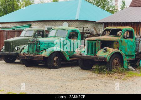 Ufa Russia 1 Luglio 2019: vintage auto abbandonate e ruggine lontano nelle zone rurali del wyoming Foto Stock