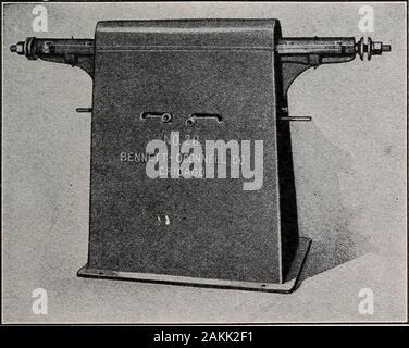 Il moderno electroplater; un libro completo considerando pienamente i principi elementari di elettro deposizione di metalli e la loro applicazione pratica e uso industriale . * La Fig. 109.-levigatura e lucidatura tornio(Bennett OConnell Co.). Fig. 110.-Vista del tornio disposti per cinghie da ShaftBelow pavimento (Bennett OConnell Co.) 198 il moderno elettroplaccatura) tabella. Le estremità del mandrino sono normalmente rastremato withscrew punti, ma un diritto-mandrino filettato può beprovided se desiderato. Le varie illustrazioni showpolishing e lucidatura torni per leggere e pesante Foto Stock