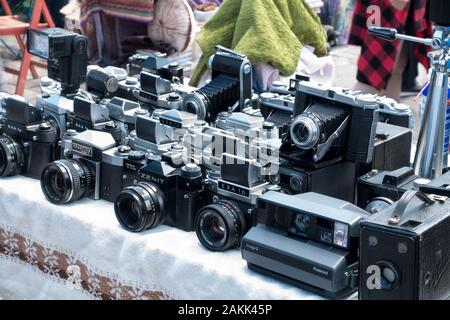 Analogo di vecchie macchine fotografiche proveniente dall'Europa orientale sono offerti per la vendita in un mercato Foto Stock