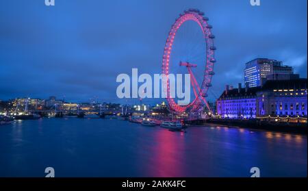 Il fiume Tamigi, Londra, Regno Unito. 9 gennaio 2020. Regno Unito Meteo: il London Eye e le luci della città di Londra portare la luminosità su un grigio e piovoso mattina di gennaio. Credito: Celia McMahon/Alamy Live News. Foto Stock