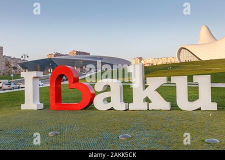 Baku in Azerbaijan - Novembre 12, 2019: io amo il monumento di Baku vicino al Heydar Aliyev Center. Baku Foto Stock