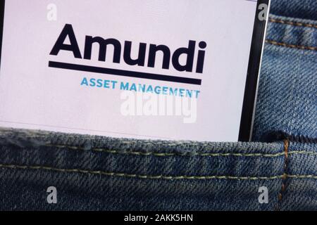 Amundi logo visualizzato sullo smartphone nascosto nella tasca dei jeans Foto Stock