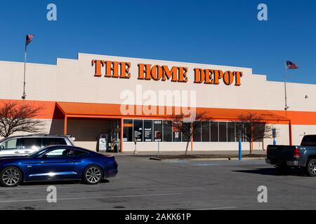 Indianapolis - Circa Gennaio 2020: Home Depot posizione battenti bandiera americana. Home Depot è la più grande casa miglioramento rivenditore in noi Foto Stock