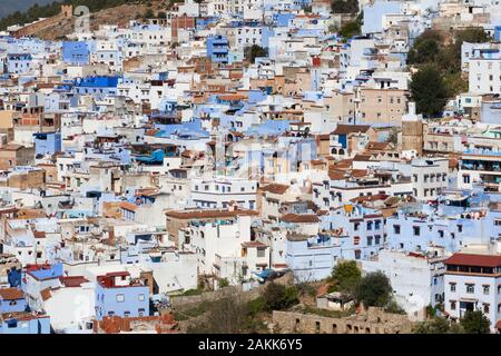 Denso sviluppo urbano di Chefchaouen (conosciuto anche come Chaouen), Marocco Foto Stock