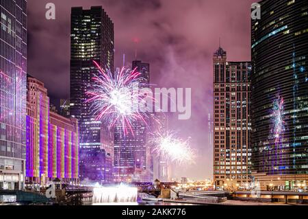 Un bellissimo spettacolo di fuochi d'artificio per festeggiare il nuovo anno a Chicago lungo il fiume Chicago. Foto Stock