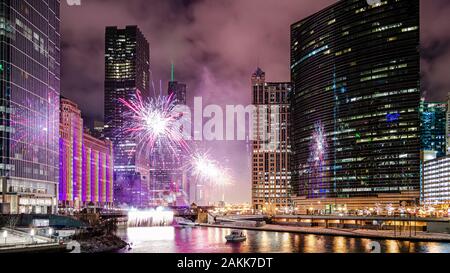 Un bellissimo spettacolo di fuochi d'artificio per festeggiare il nuovo anno a Chicago lungo il fiume Chicago. Foto Stock