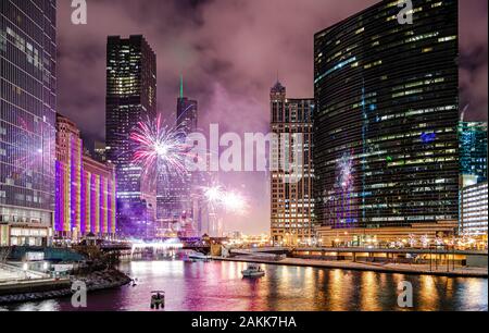 Un bellissimo spettacolo di fuochi d'artificio per festeggiare il nuovo anno a Chicago lungo il fiume Chicago. Foto Stock