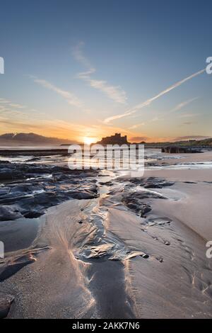 Bamburgh Castle At Sunrise, Northumberland, Regno Unito Foto Stock