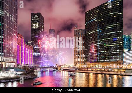 Un bellissimo spettacolo di fuochi d'artificio per festeggiare il nuovo anno a Chicago lungo il fiume Chicago. Foto Stock