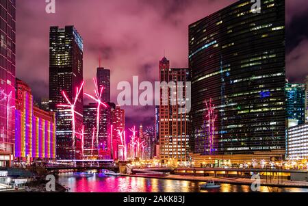 Un bellissimo spettacolo di fuochi d'artificio per festeggiare il nuovo anno a Chicago lungo il fiume Chicago. Foto Stock