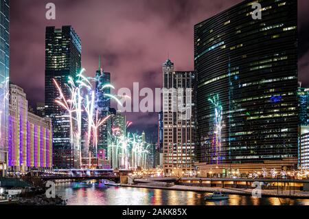 Un bellissimo spettacolo di fuochi d'artificio per festeggiare il nuovo anno a Chicago lungo il fiume Chicago. Foto Stock