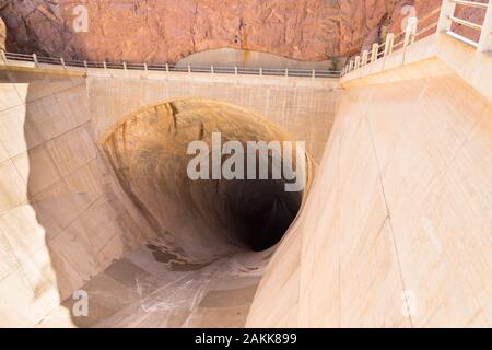 La città di Boulder, Nevada, Stati Uniti d'America - 01 Giugno 2015: Diga di Hoover elemento da costruzione. Calcestruzzo arco gravitazionale diga, costruita nel canyon nero su Colorado Ri Foto Stock