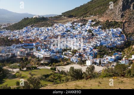 Chefchaouen (Chaouen) e i suoi dintorni visti dalla collina con la Moschea Bouzaafer (anche conosciuta come Moschea spagnola o Mosquee Jemma Bouzafar) Foto Stock