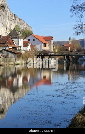 Vista idilliaca al villaggio di Essing in Baviera, Germania Foto Stock