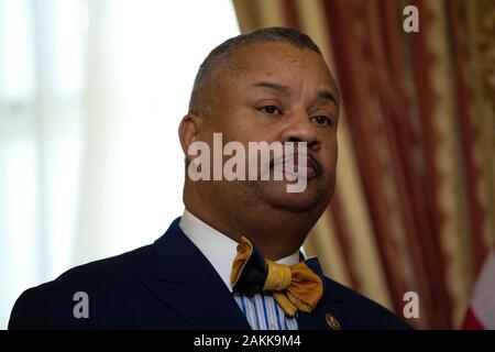 Rappresentante degli Stati Uniti Donald Payne Junior (Democratico di New Jersey) ascolta come portavoce della Camera dei rappresentanti degli Stati Uniti Nancy Pelosi (Democratico della California) detiene una cerimonia di iscrizione per l'H.R. 2476 al Campidoglio degli Stati Uniti a Washington D.C., USA, giovedì 9 gennaio 2020. Credito: Stefani Reynolds / CNP | Utilizzo di tutto il mondo Foto Stock