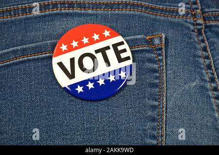 primo piano di campagna patriottica pin campagna elettorale sulla tasca posteriore di jeans blu Foto Stock