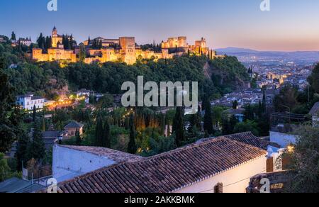 Vista panoramica di Granada in serata con il Palazzo dell'Alhambra illuminato. Andalusia, Spagna. Foto Stock