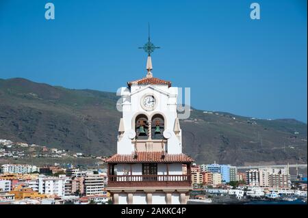 Candelaria, Tenerife, Spagna -27 dicembre, 2019. Bellissima vista sul campanile della Basilica de Nuestra Senora de Candelaria (chiesa) nella città di Candelaria, Foto Stock