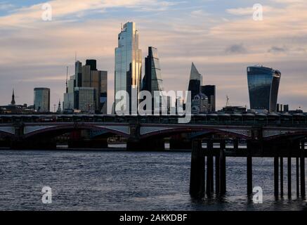 Città di Londra, Regno Unito. 9 gennaio 2020. Regno Unito: Meteo il cielo si schiarisce sopra la città di Londra e Blackfriars bridge dopo una notte di heavy rain. Credito: Celia McMahon/Alamy Live News. Foto Stock