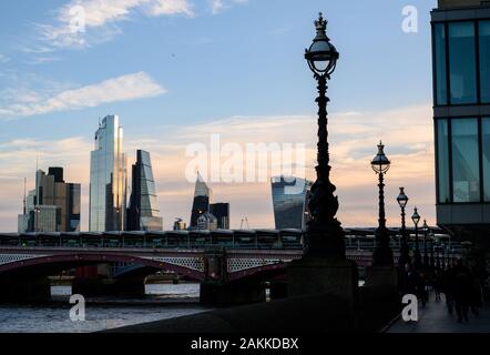 Città di Londra, Regno Unito. 9 gennaio 2020. Regno Unito: Meteo pendolari lungo la sponda Sud come il cielo si schiarisce sopra la città di Londra e Blackfriars bridge dopo una notte di heavy rain. Credito: Celia McMahon/Alamy Live News. Foto Stock