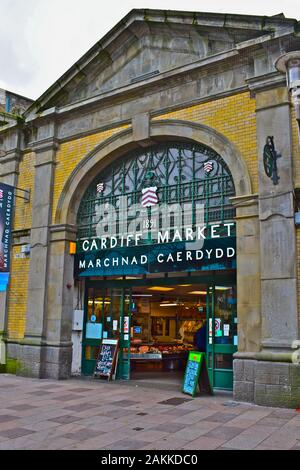 L'esterno del mercato Centrale di Cardiff e l'entrata da Trinity Street. Storico mercato interno Vittoriano con eclettico mix di bancarelle di cibo fresco e altri prodotti Foto Stock