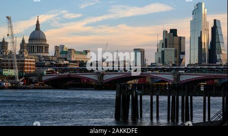 Città di Londra, Regno Unito. 9 gennaio 2020. Regno Unito: Meteo il cielo si schiarisce sopra la città di Londra e Blackfriars bridge dopo una notte di heavy rain. Credito: Celia McMahon/Alamy Live News. Foto Stock