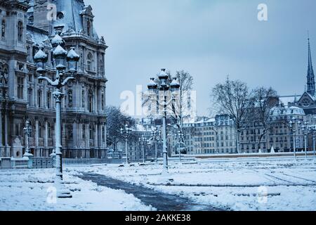 Hotel de Ville townhall sotto la neve vista sul cite Foto Stock