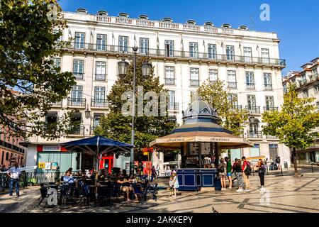 Vista la tradizionale portoghese chiosco situato a Luis de Camoes Square a Lisbona, Portogallo Foto Stock