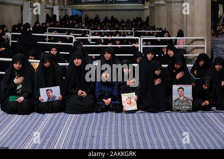 Tehran, Iran. Il 9 gennaio, 2020. Un handout foto messe a disposizione da parte dell'Iran del supremo ufficio leader mostra ai partecipanti durante una cerimonia di lutto tenuto dal leader supremo a Teheran per ucciso generale superiore Qasem Soleimani, Teheran, Iran, 09 gennaio 2020. Un noi drone strike ucciso Qasem Soleimani, la testa di Iran del rivoluzionario islamico Corpo di Guardia' elite forza Quds, il 03 gennaio 2020 a Baghdad, Iraq. Credito: Khamenei.Ir/ZUMA filo/Alamy Live News Foto Stock