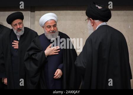 Tehran, Iran. Il 9 gennaio, 2020. Un handout picture messi a disposizione dal leader supremo ufficio mostra iraniano leader supremo Ayatollah Ali Khamenei (R) saluta presidente Hassan Rouhani (2-R), magistratura iraniana chief Ebrahim Raisi (L) come egli arriva durante una cerimonia di lutto tenuto dal leader supremo per la fine di guardie rivoluzionarie forza Quds Qasem Soleimani a Tehran, Iran, 09 gennaio 2020. Credito: Khamenei.Ir/ZUMA filo/Alamy Live News Foto Stock