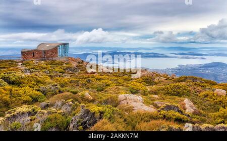 Osservazione della piattaforma di avvistamento e di rifugio sulla cima del Monte Wellington affacciato a Hobart in Tasmania. Nuvoloso Giorno ventoso, usuali per paese aborigena. Foto Stock