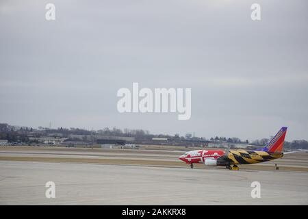 Aereo Boeing 737 della Southwest Airlines con livrea "Maryland One" All'Arrivo all'Aeroporto Internazionale Mitchell di Milwaukee. Foto Stock