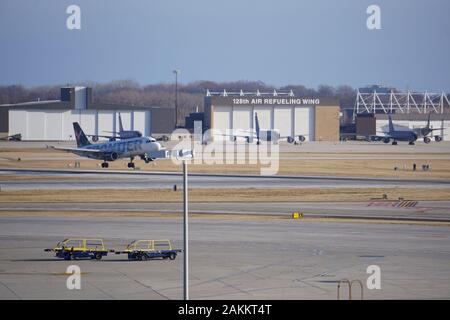 Frontier Airlines Airbus A319, con livrea "Chloe the Deer Fawn", atterra all'aeroporto internazionale Mitchell di Milwaukee e taxi fino al cancello. Foto Stock