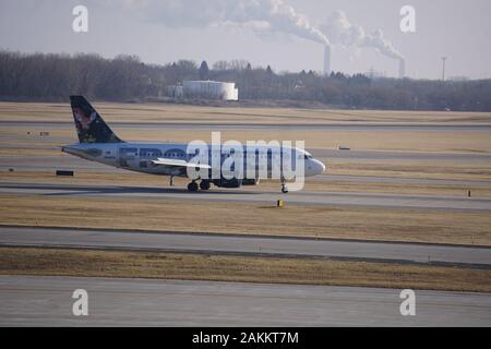 Frontier Airlines Airbus A319, con livrea "Chloe the Deer Fawn", atterra all'aeroporto internazionale Mitchell di Milwaukee e taxi fino al cancello. Foto Stock