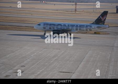 Frontier Airlines Airbus A319, con livrea "Chloe the Deer Fawn", atterra all'aeroporto internazionale Mitchell di Milwaukee e taxi fino al cancello. Foto Stock