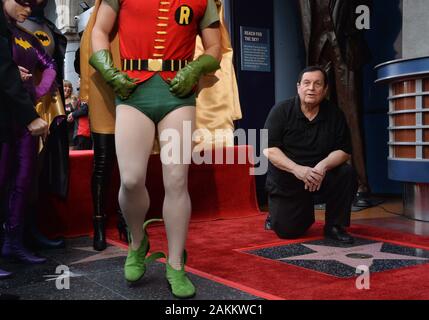 Los Angeles, Stati Uniti. 9 Gen, 2020. Attore Burt Ward, che ha giocato Robin sulla serie televisiva di Batman si inginocchia vicino la sua stella durante una cerimonia di inaugurazione in onore di lui con la 2,683rd stella sulla Hollywood Walk of Fame a Los Angeles il Giovedi, 9 gennaio 2020. Ward star è prossimo ad Adam West, il suo co-protagonista nella serie. Foto di Jim Ruymen/UPI Credito: UPI/Alamy Live News Foto Stock