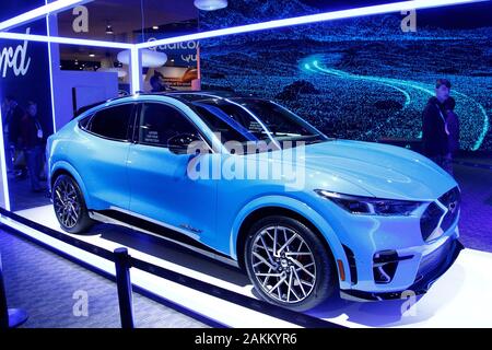 Las Vegas, Stati Uniti. 9 Gen, 2020. Una vista della Ford Mustang Mach-e uno completamente SUV elettrico sul display durante il 2020 International CES, presso il Las Vegas Convention Center di Las Vegas, Nevada giovedì 9 gennaio 2020. Foto di James Atoa/UPI Credito: UPI/Alamy Live News Foto Stock