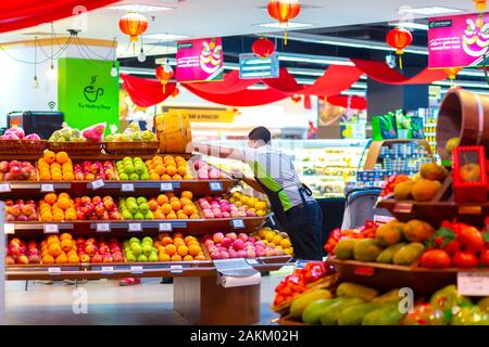 Bella impaginazione di frutta in un supermercato asiatico. Foto Stock