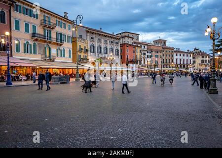 Verona, Italia - Old town plaza Foto Stock