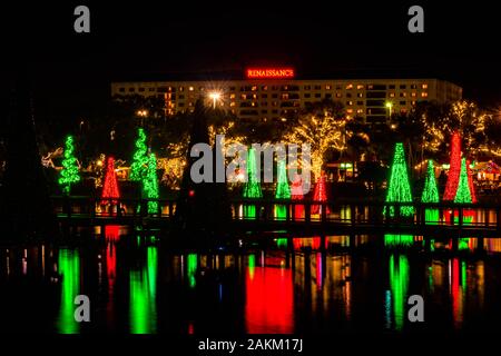 Orlando, Florida. Dicembre 30, 2019. Illuminata di alberi di Natale a Seaworld Foto Stock