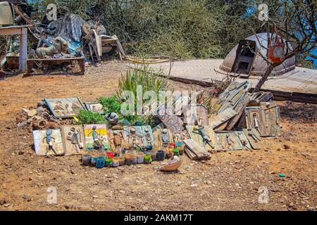 Isola di Goree, Senegal- 22 aprile 2019: Bella colorata in legno bambole, statuette e maschere con tipici disegni senegalesi e semi di baobab. Si tratta di un Foto Stock