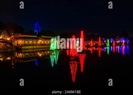 Orlando, Florida. Dicembre 30, 2019. Illuminata di alberi di Natale a Seaworld Foto Stock