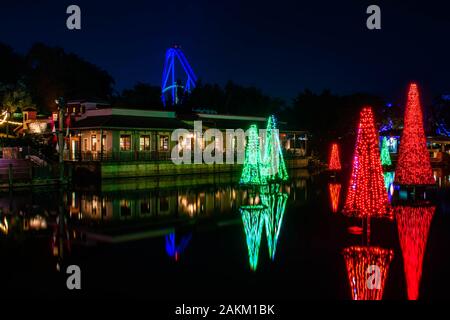 Orlando, Florida. Dicembre 30, 2019. Illuminata di alberi di Natale a Seaworld Foto Stock