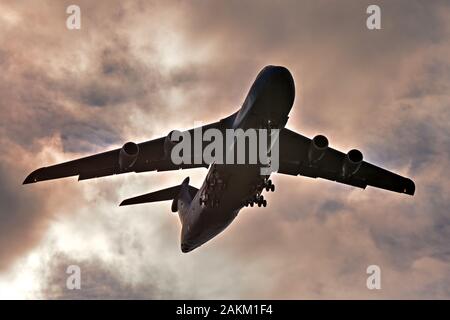 Lockheed C-5 Galaxy man mano che si avvicina la London International Airport di partecipare in Airshow di Londra, settembre 2019. Foto Stock